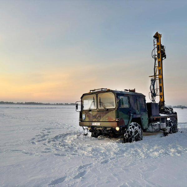 Ģeoloģiskās urbšanas agregāts lauka darbos 2026. gada janvārī